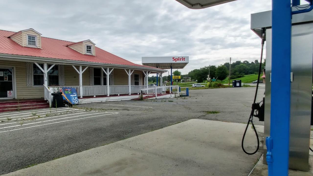 Former Gas Station/C Store/Restaurant FX4583
