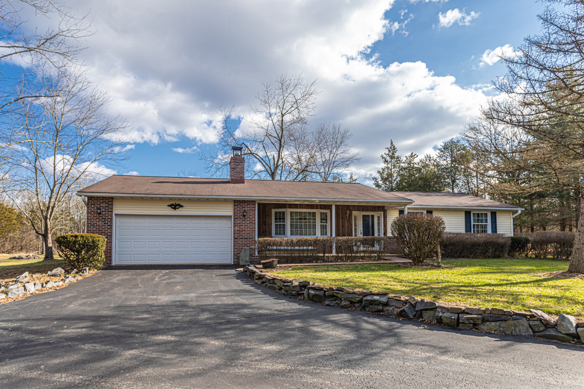 3 Bedroom, 2.5 Bath Ranch Home set on 9 Acres AL22720A