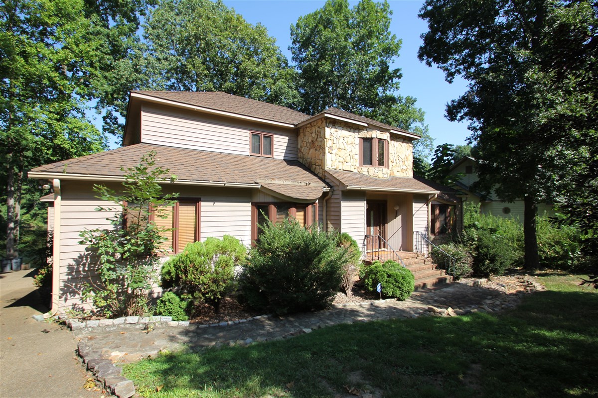 Richmond Area Lakefront Home FX4591