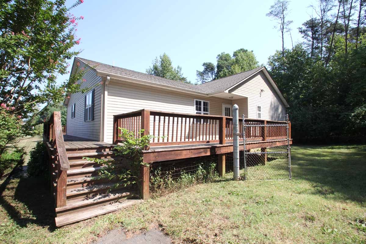 Handyman Special! +/ 2,048 SF House on 1+ AC FX4600