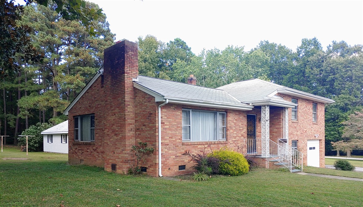 Estate Brick house +/ 2 AC and Adj Res Lots FX4637A
