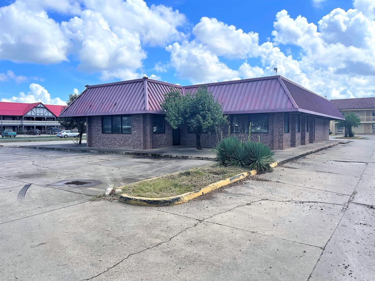 Online Auction High Visibility Former Restaurant TAA2220